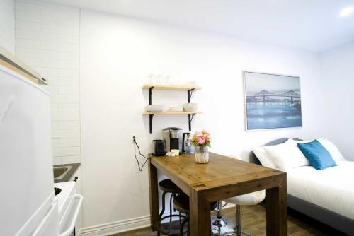 a bedroom with a desk and a bed and a bed at Le Mile End by M11 - Modern Studio in Montréal