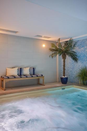Бассейн в Jardins de Mademoiselle Hôtel & Spa или поблизости
