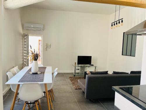 un salon avec une table et un canapé dans l'établissement Appartement T4 Intra-muros avec terrasse, à Avignon