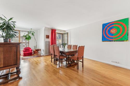 une salle à manger avec une table et des chaises dans l'établissement Appartement duplex dans le Saint Lambert by Weekome, à Paris