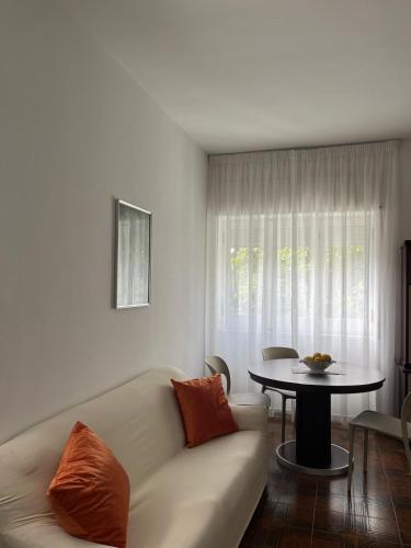 a living room with a couch and a table at B&B Villa Machi in Paola