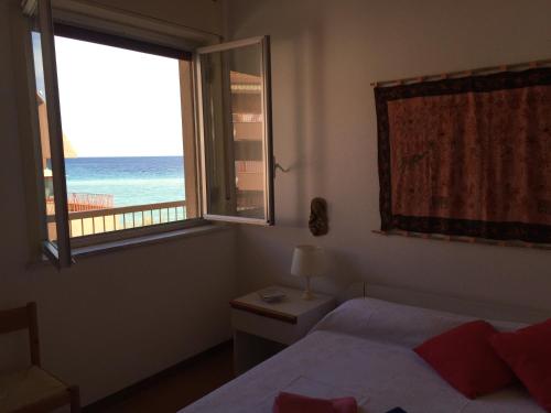 ein Schlafzimmer mit Bett und Meerblick in der Unterkunft Apartment Sillemi - Casa Sille in Letojanni