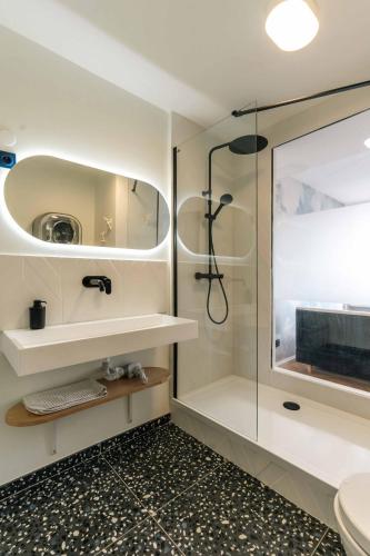 une salle de bain avec douche et toilettes dans l'établissement Chic&View, à Clermont-Ferrand