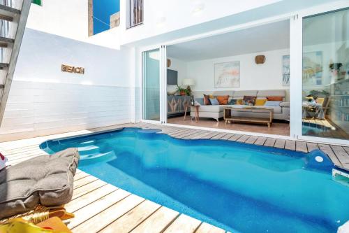 The Beach House - Central location - Private Plunge Pool - Roof Terrace - 100m to Beach