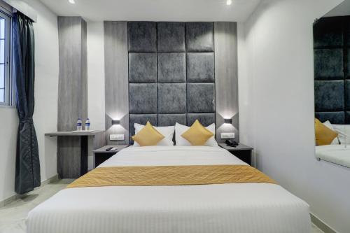 Ένα ή περισσότερα κρεβάτια σε δωμάτιο στο Hotel Isra International, BKC