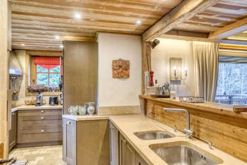 Dapur atau dapur kecil di Magnifique chalet Megève avec piscine et sauna