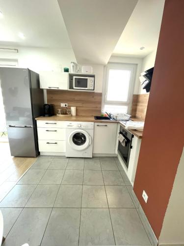 une cuisine avec un lave-linge et un micro-ondes dans l'établissement Le Terra-Cota 3 Ch privées 10' Gare-Port et Plage, WFI, Cosy, à Toulon