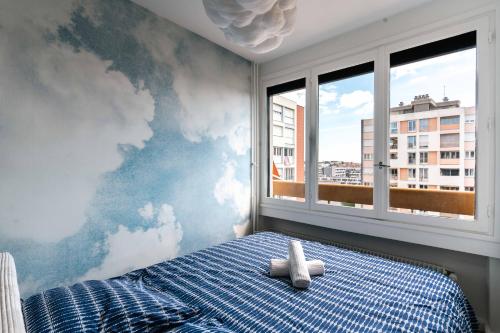 une chambre avec un lit avec deux serviettes blanches dessus dans l'établissement Chic&View, à Clermont-Ferrand