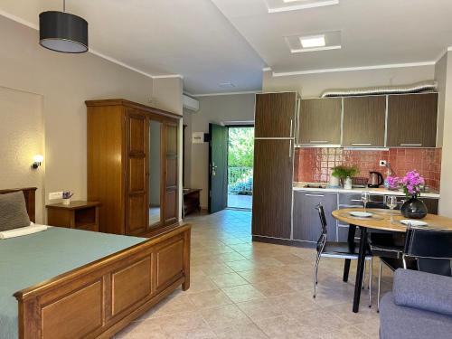 Kuchyň nebo kuchyňský kout v ubytování Villa Risan Apartments