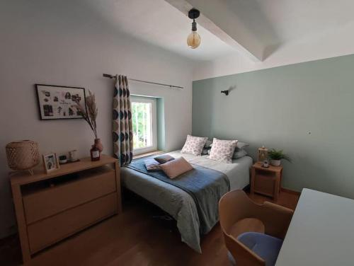 Katil atau katil-katil dalam bilik di Maison provençale en pierre avec piscine privée
