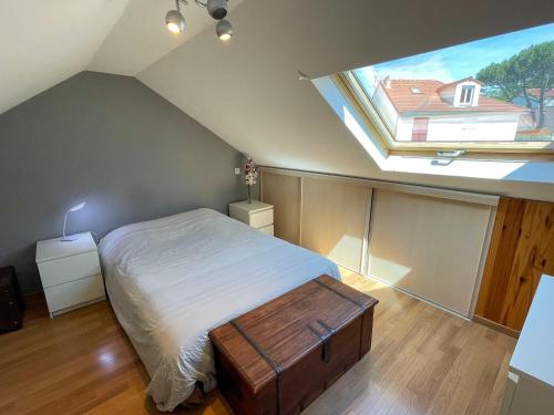 Ένα ή περισσότερα κρεβάτια σε δωμάτιο στο Appartement en duplex entre Paris et Versailles