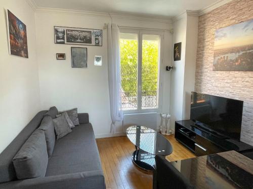 Μια τηλεόραση ή/και κέντρο ψυχαγωγίας στο Appartement en duplex entre Paris et Versailles