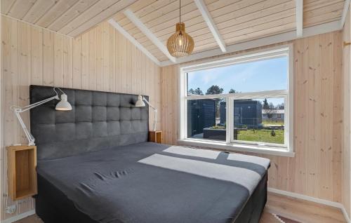 NordbyにあるAmazing Home In Samsø With Kitchenのベッドと大きな窓のある寝室