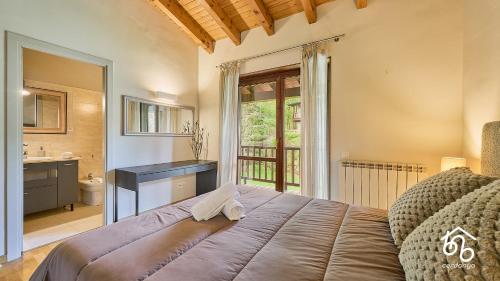 una camera da letto con un letto grande e un bagno di Cal Vaquer de Bor a Bor