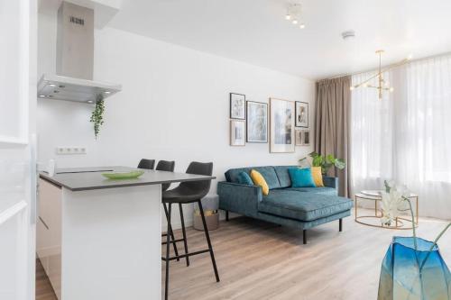 a living room with a blue couch and a table at Eindhoven City Suites Hoogstraat D Modern 2P in Eindhoven