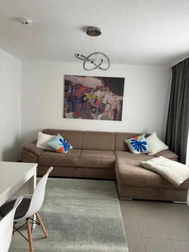 a living room with a brown couch and a painting at Charmante Zentrale 2 Raum Wohnung in Chemnitz