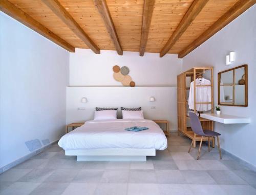 Una cama o camas en una habitación de Pine Residence