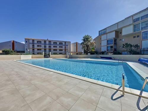 une grande piscine devant un immeuble dans l'établissement 3384-Appartement 2 pièces résidence avec piscine, à Argelès-sur-Mer