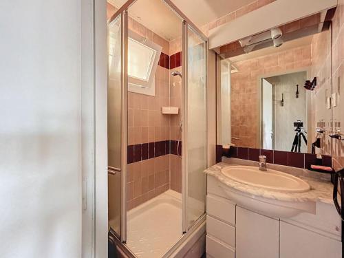 une salle de bain avec un lavabo et une douche dans l'établissement 3384-Appartement 2 pièces résidence avec piscine, à Argelès-sur-Mer