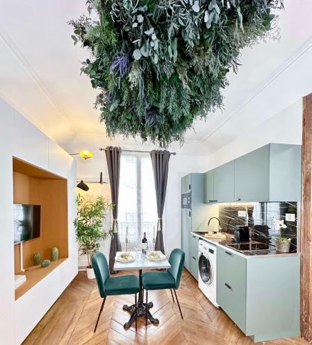 une cuisine avec une table et des chaises dans une pièce dans l'établissement Opera District Retreat, à Paris