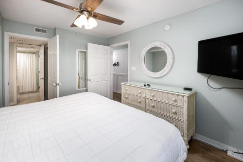 Llit o llits en una habitació de Gulf Dunes 307