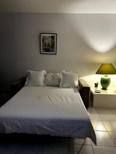 - une chambre avec un lit doté d'une lampe et d'une table dans l'établissement Apparemment Blagnac proche TRAM, à Blagnac