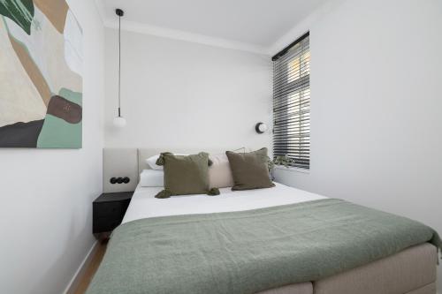 クラクフにある1-Bedroom Apartment - Sławkowska 6a Streetの窓のある大きなベッドのある寝室