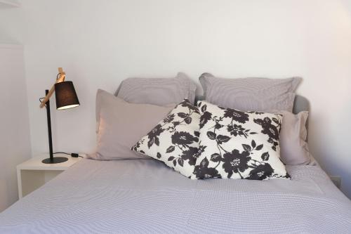 - un lit avec un oreiller en noir et blanc dans l'établissement Logement 