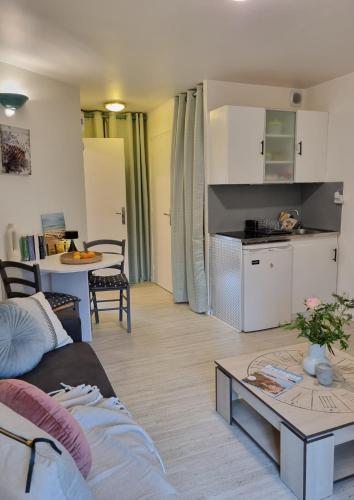 un salon avec un canapé et une table dans l'établissement LE MISTRAL DU CENTRE VILLE ,chaleureux à 2 min de la plage, à Dinard