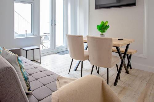 a living room with a table and chairs and a couch at Modern 2 Bed Apartment with Patio Central Leicester in Leicester