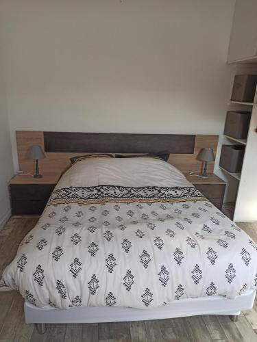 un lit dans une chambre avec deux lampes sur des tables dans l'établissement Maison 4 à 6 personnes climatisée, à Port-Leucate