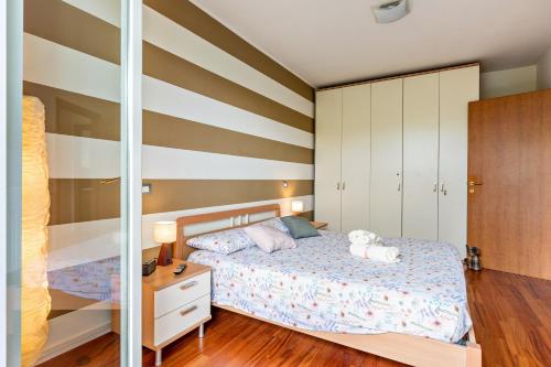 a bedroom with a bed with two teddy bears on it at Bluemoon -luminoso apt con piscina in Lazise