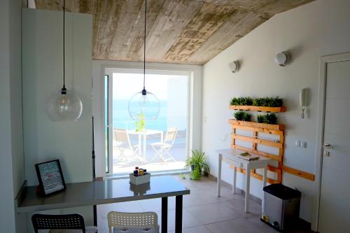 Durmiendo sobre el mar, Vivienda Los Riscos