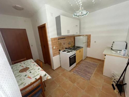 Кухня или мини-кухня в Apartments Bakić
