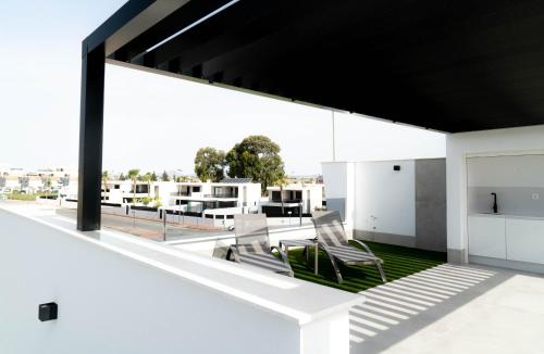 una casa blanca con dos sillas en el techo en Villa La Paz, en San Javier