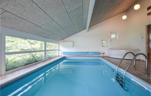 Bazén v ubytování Awesome Home In Ebeltoft With Sauna nebo v jeho okolí