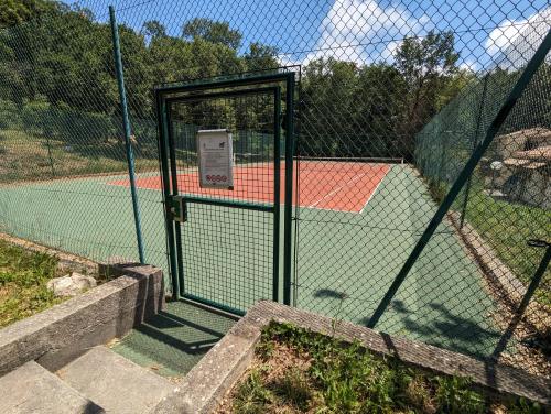 Tenis a/nebo squash v ubytování Évasion au calme - Maison cosy avec piscine et tennis nebo okolí