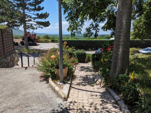 Zahrada ubytování Évasion au calme - Maison cosy avec piscine et tennis