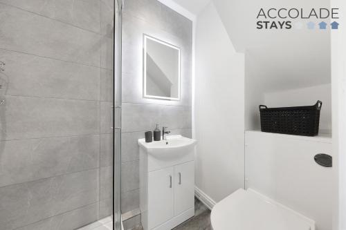 a bathroom with a shower and a toilet and a sink at 3 bed, 2 Bath, Sleeps 6, with Free Parking & WiFi, ideal for contractors and families in Basingstoke