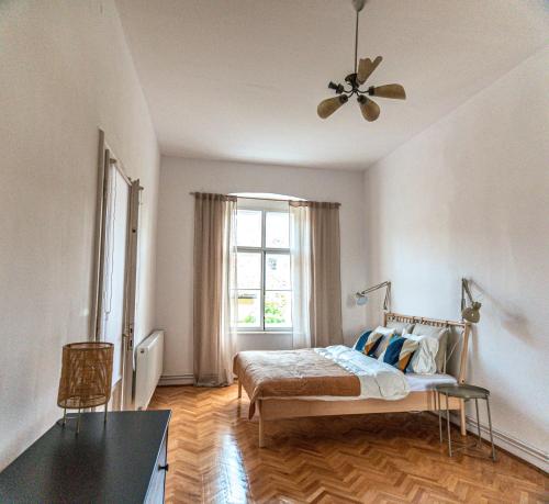 Postel nebo postele na pokoji v ubytování Favst Old Square