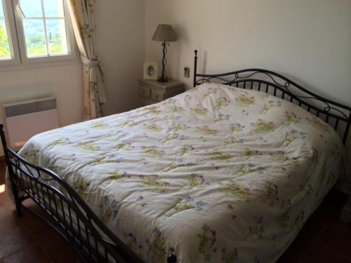 Postel nebo postele na pokoji v ubytování Villa charmante avec piscine privée à Montauroux
