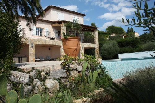 une villa avec piscine devant une maison dans l'établissement Villa charmante avec piscine privée à Montauroux, à Montauroux
