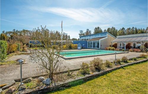 Πισίνα στο ή κοντά στο Cozy Apartment In Nexø With Kitchen