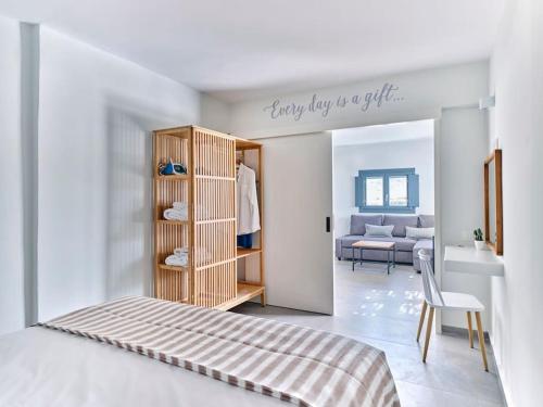 Un dormitorio con una cama y una sala de estar. en Lavender House, en Kampos