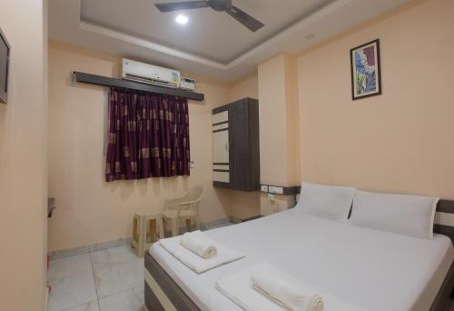 a bedroom with a large white bed in a room at Prasana Residency in Tiruchchirāppalli