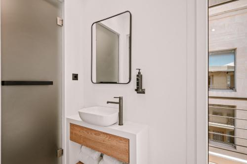 Ένα μπάνιο στο Plānis Str Urban Suites by Semavί