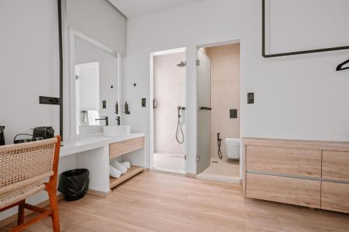 Ένα μπάνιο στο Plānis Str Urban Suites by Semavί