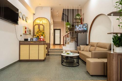 a living room with a couch and a table at Hồng Vân Homestay in Cao Bằng