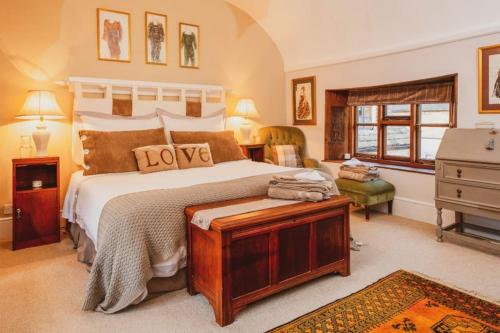 una camera da letto con un letto grande e una cassettiera di Lyne House Ideal for a celebration or reunion a Kidlington