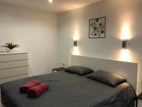 a bedroom with a bed with two red pillows on it at Apartamento en Victoria Park Playa San Juan in Playa de San Juan
